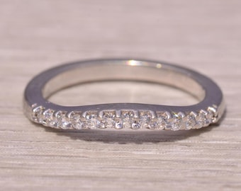 Anillo curvo de diamantes en oro blanco
