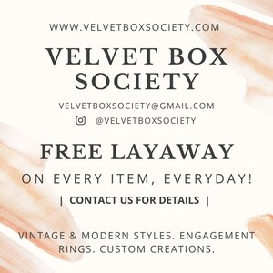 K&ouml;nnte beinhalten: Ein Grafikdesign mit einem pfirsichfarbenen Hintergrund und wei&szlig;em Text. Der Text lautet "WWW.VELVETBOXSOCIETY.COM", "VELVET BOX SOCIETY", "VELVETBOXSOCIETY@GMAIL.COM", "@VELVETBOXSOCIETY", "FREE LAYAWAY", "ON EVERY ITEM, EVERYDAY!", "| CONTACT US FOR DETAILS |", "VINTAGE & MODERN STYLES. ENGAGEMENT RINGS. CUSTOM CREATIONS."
