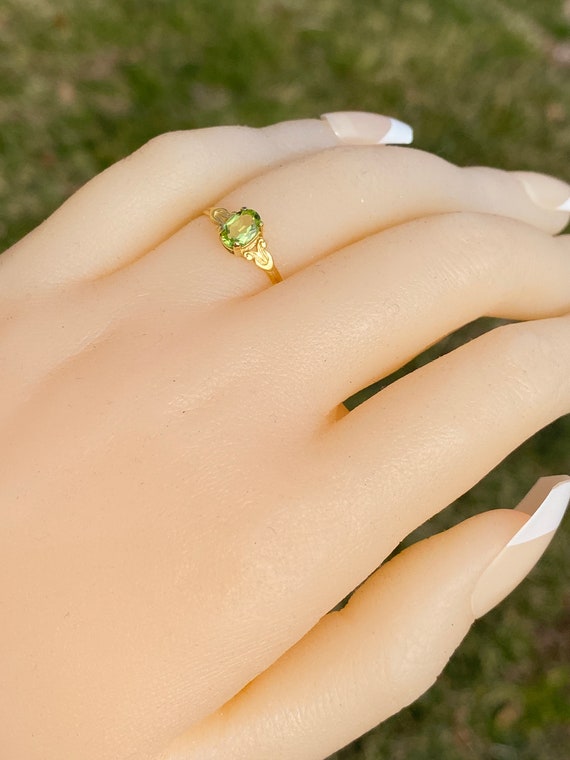 Peridot Ring in Yellow Gold with Patterned Shank - image 8