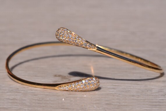 Elsa Peretti™ Diamond Hoop single-row bangle in 18k gold with