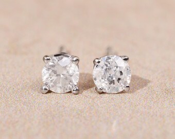 Pendientes de botón de diamantes naturales de 0,23 quilates en oro blanco
