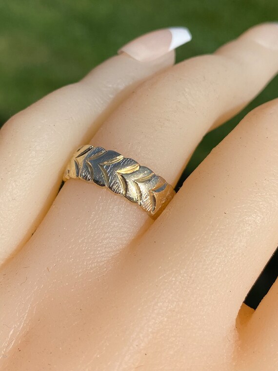 Ladies 14K Yellow Gold Chevron Band - image 3