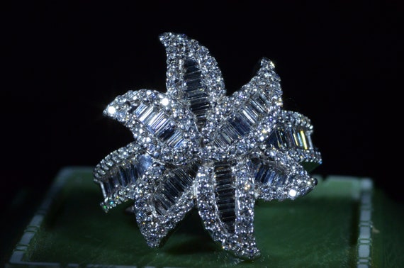ダイヤモンドをあしらった、素晴らしいホワイトゴールドのフラワー