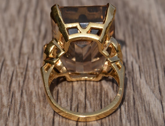 Impressive Quartz Ring in 14 Karat Yellow Gold - image 3