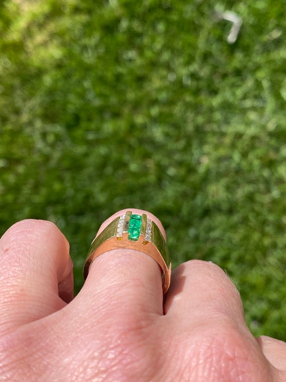 Colombian Emerald and Diamond Ring in Yellow Gold - image 9