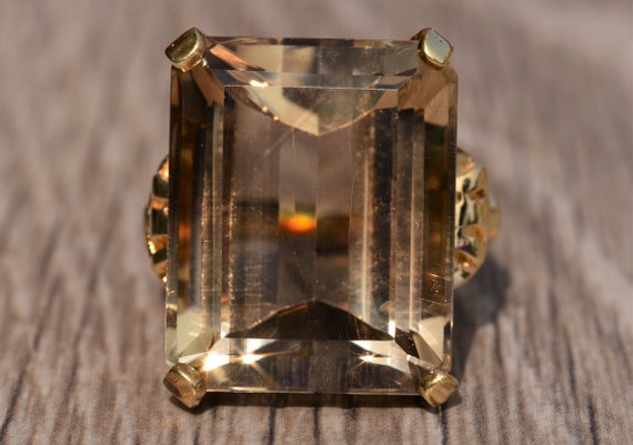 Impressive Quartz Ring in 14 Karat Yellow Gold - image 1