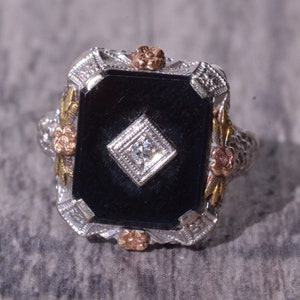 Anillo antiguo de filigrana tricolor con centro de ónix