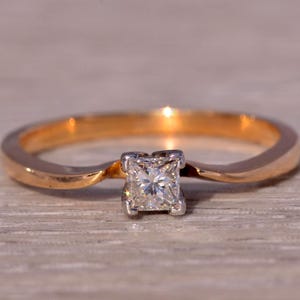 Anello con diamante naturale in oro giallo degli anni '90