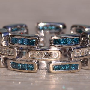 Eternity-band met blauwe en witte diamant in witgoud