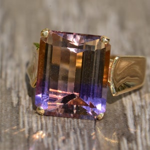 Smaragdslipad ametrinring i gult guld bild 8