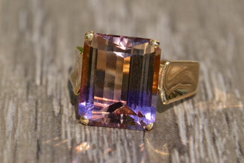 Smaragdslipad ametrinring i gult guld bild 8