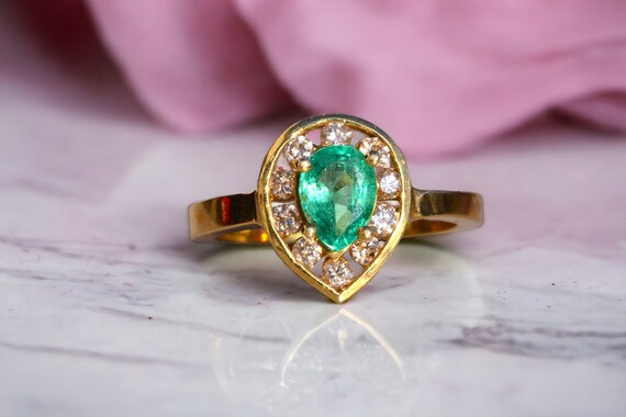Modern Pear Shaped Natural Emerald and Diamond Ri… - image 10