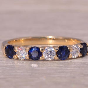 Anillo de zafiro y diamantes naturales en oro amarillo