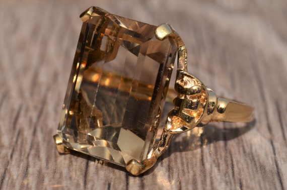 Impressive Quartz Ring in 14 Karat Yellow Gold - image 2