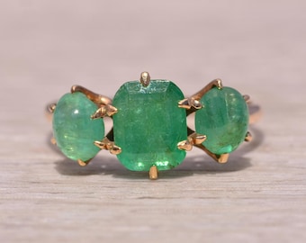 Anello con tre pietre di smeraldo in oro giallo