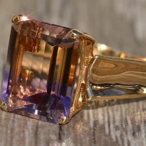 Smaragdslipad ametrinring i gult guld bild 3