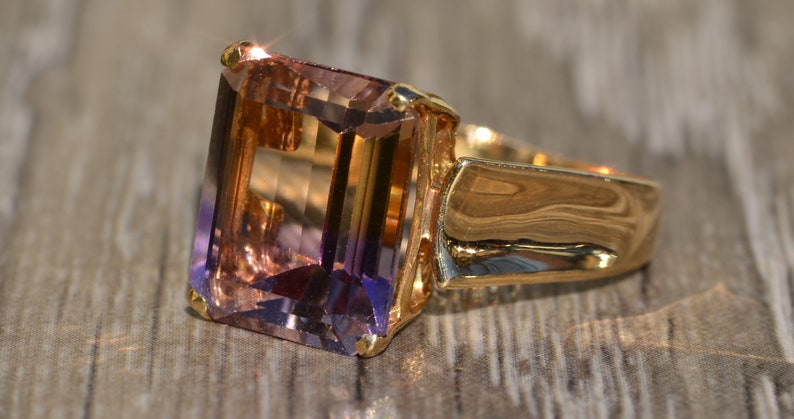 Smaragdslipad ametrinring i gult guld bild 3