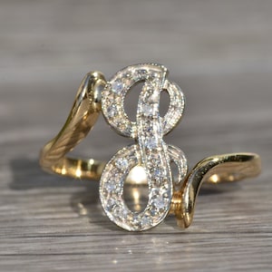 Anel J feminino em dois tons 14K com diamantes