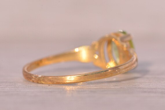 Peridot Ring in Yellow Gold with Patterned Shank - image 4