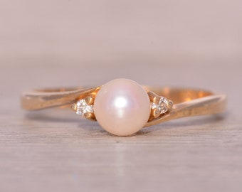 Pearl and Natural Diamond Ring in Yellow Gold