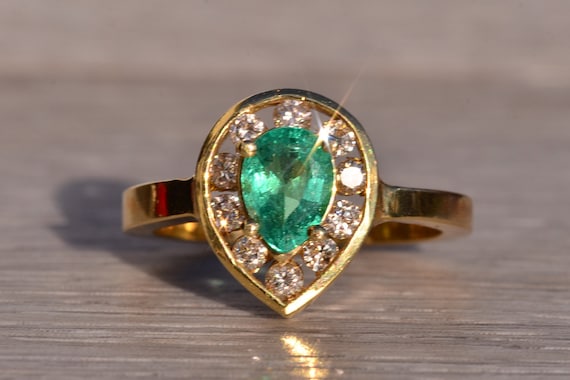 Modern Pear Shaped Natural Emerald and Diamond Ri… - image 6