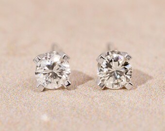 Pendientes de botón con diamantes naturales de 0,20 quilates en oro blanco de 14 quilates