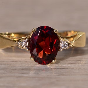 Yellow Gold Ring set with Oval Brilliant Cut Garnet