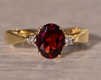 Yellow Gold Ring set with Oval Brilliant Cut Garnet