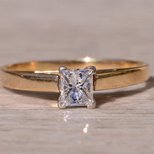 Anello di fidanzamento solitario in oro giallo firmato con diamante naturale taglio principessa