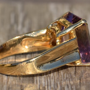 Smaragdslipad ametrinring i gult guld bild 7