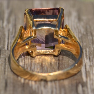 Smaragdslipad ametrinring i gult guld bild 6