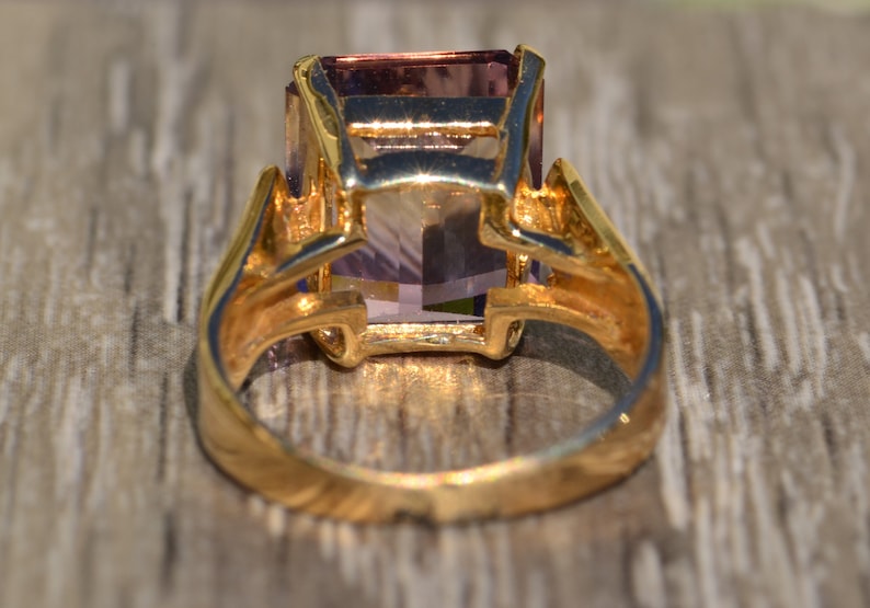 Smaragdslipad ametrinring i gult guld bild 6