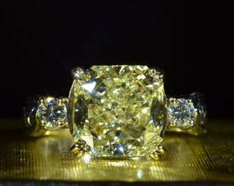 Anillo de compromiso con diamante amarillo, talla radiante de 3,41 quilates, pureza VVS2, color Y-Z, en oro blanco.