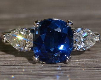 Enastående ring med kuddslipad safir och diamant på 4,38 karat