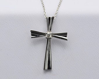 10 Karat White Gold Cross Pendant set with Diamond