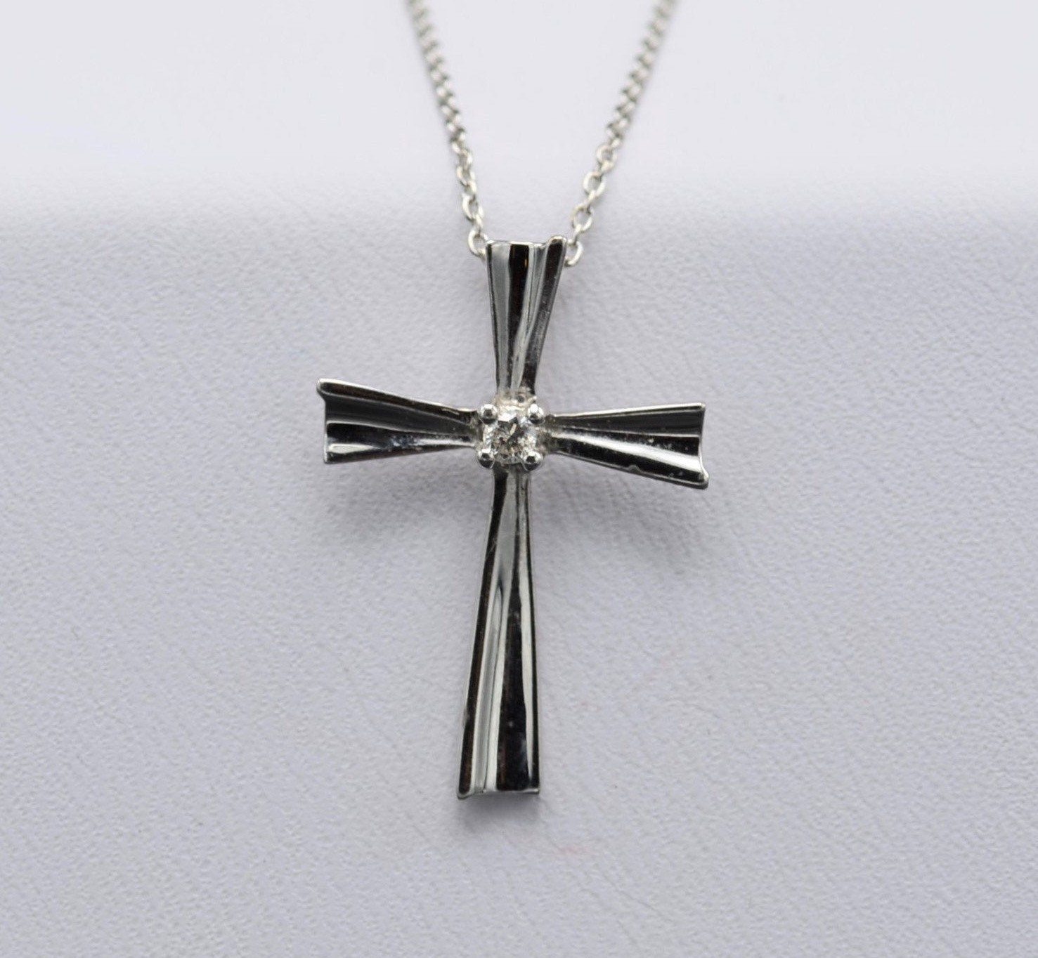 10 Karat White Gold Cross Pendant Set 