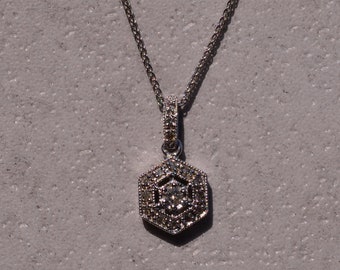 Hexagonalt hänge med naturliga diamanter