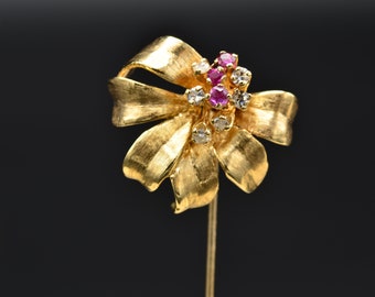 Intrincado alfiler de corbata de oro amarillo engastado con rubíes y diamantes.