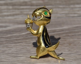 Estate 18K Yellow Gold Squirrel Brooch set with Emerald and Diamonds