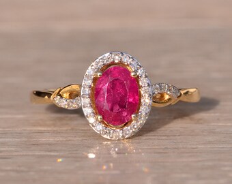 Anillo de oro amarillo con halo de rubíes y diamantes naturales