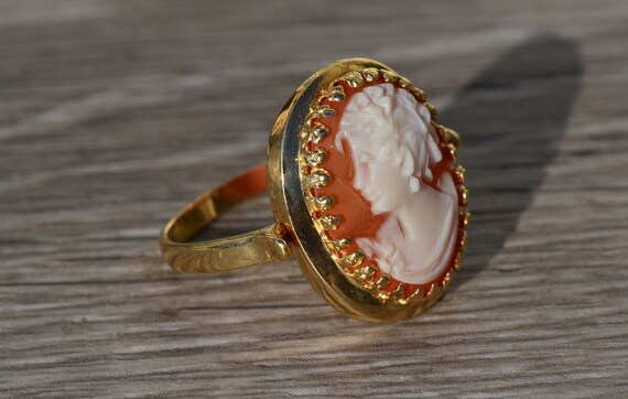 Ladies Antique Cameo Ring in 14K Yellow Gold - image 5