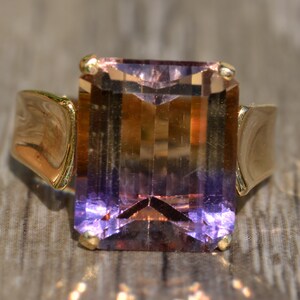 Smaragdslipad ametrinring i gult guld bild 2