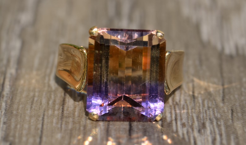 Smaragdslipad ametrinring i gult guld bild 2