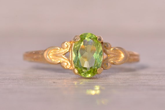 Peridot Ring in Yellow Gold with Patterned Shank - image 6