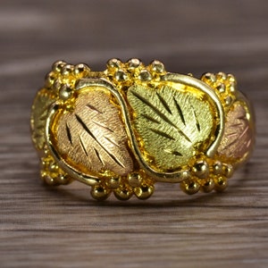 Ladies Vintage Two Tone Foliage Cocktail Ring