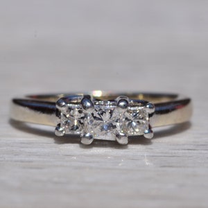 Anello di fidanzamento firmato o anello di promessa con diamanti naturali taglio principessa