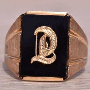 Anillo de cóctel vintage para caballero con inicial L tallada y ónix en oro amarillo