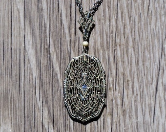 Ladies Antique White Gold Filigree Pendant set with Diamond