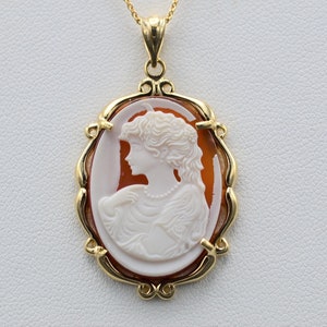Vintage Yellow Gold Pendant set with Carved Cameo
