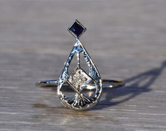 Anello da donna antico in oro 18 carati con filigrana, zaffiro e diamante.